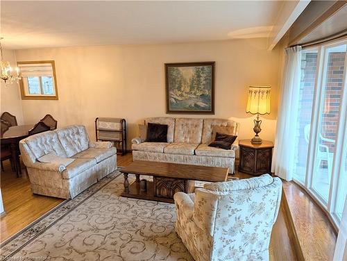 14 Calvert Avenue, Hamilton, ON - Indoor Photo Showing Living Room