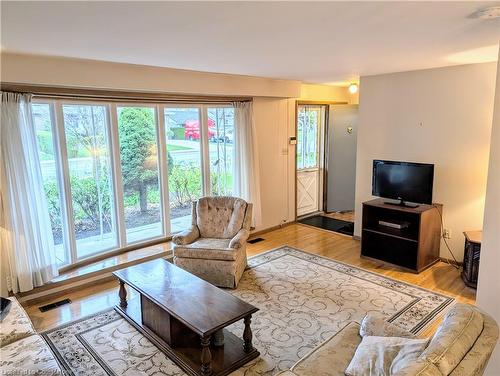 14 Calvert Avenue, Hamilton, ON - Indoor Photo Showing Living Room