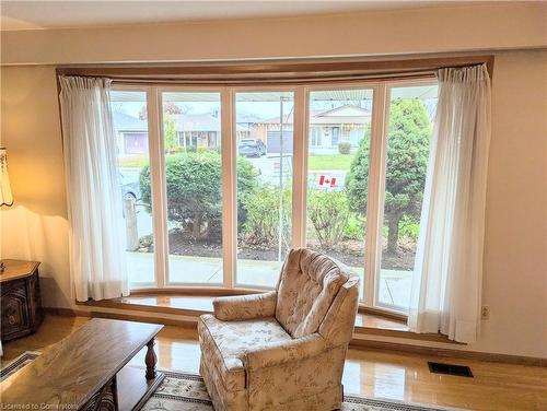 14 Calvert Avenue, Hamilton, ON - Indoor Photo Showing Living Room