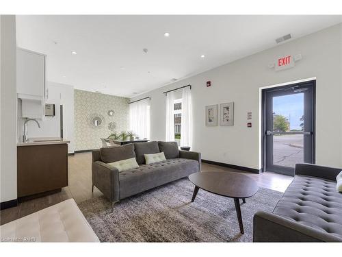 209-520 North Service Road, Grimsby, ON - Indoor Photo Showing Living Room