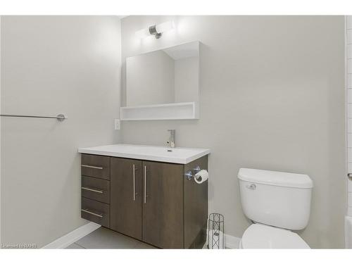 209-520 North Service Road, Grimsby, ON - Indoor Photo Showing Bathroom