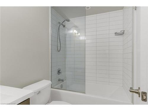 209-520 North Service Road, Grimsby, ON - Indoor Photo Showing Bathroom