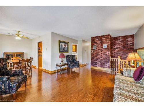 98 Billington Crescent, Hamilton, ON - Indoor Photo Showing Living Room