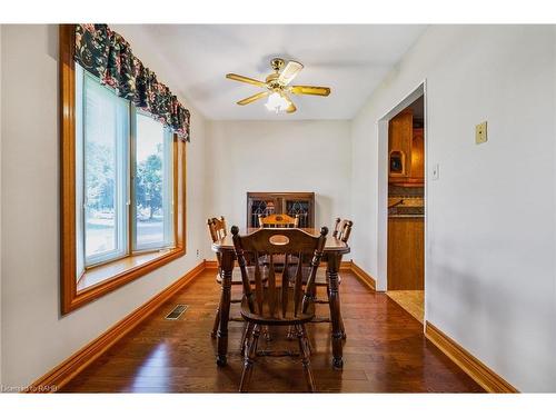 98 Billington Crescent, Hamilton, ON - Indoor Photo Showing Dining Room