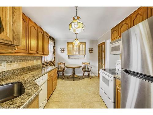 98 Billington Crescent, Hamilton, ON - Indoor Photo Showing Kitchen