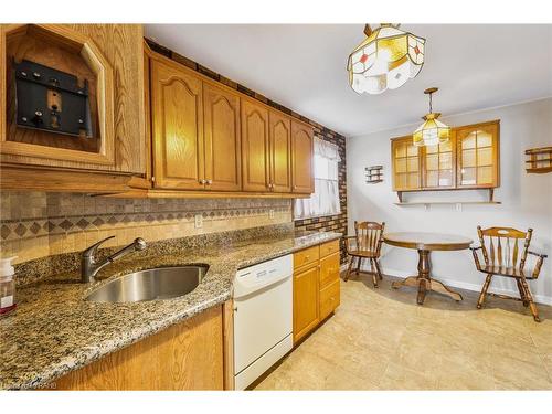 98 Billington Crescent, Hamilton, ON - Indoor Photo Showing Kitchen