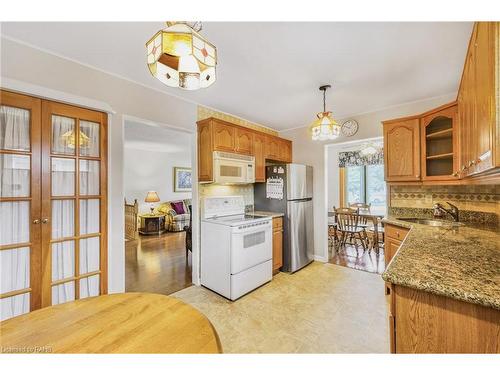 98 Billington Crescent, Hamilton, ON - Indoor Photo Showing Kitchen