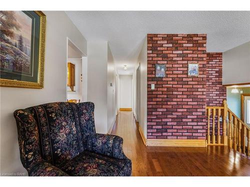 98 Billington Crescent, Hamilton, ON - Indoor Photo Showing Other Room