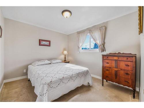 98 Billington Crescent, Hamilton, ON - Indoor Photo Showing Bedroom