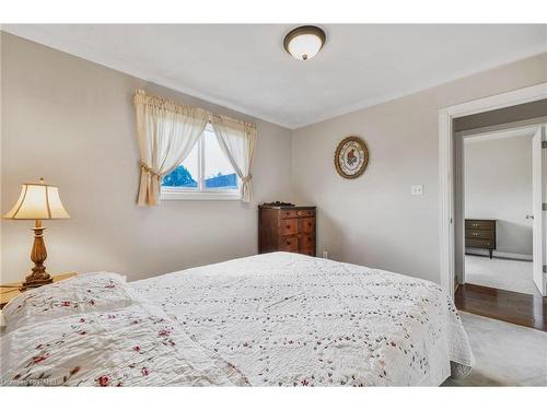 98 Billington Crescent, Hamilton, ON - Indoor Photo Showing Bedroom