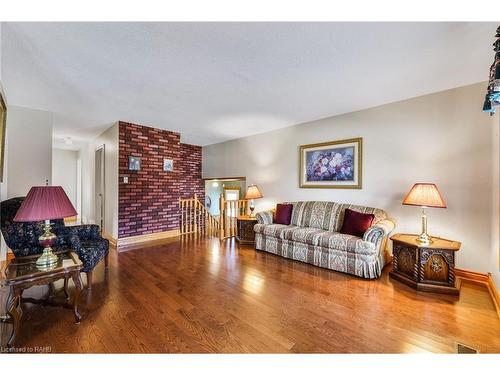 98 Billington Crescent, Hamilton, ON - Indoor Photo Showing Living Room