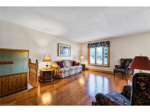 98 Billington Crescent, Hamilton, ON - Indoor Photo Showing Living Room