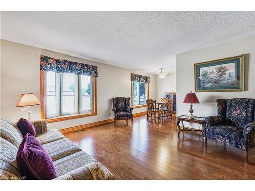 98 Billington Crescent, Hamilton, ON - Indoor Photo Showing Living Room