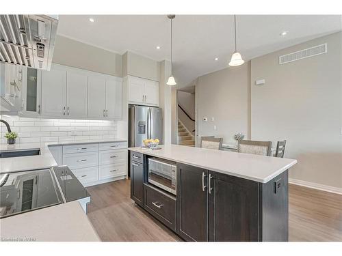 J138-25 Isherwood Avenue, Cambridge, ON - Indoor Photo Showing Kitchen With Upgraded Kitchen