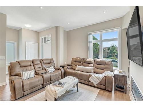 J138-25 Isherwood Avenue, Cambridge, ON - Indoor Photo Showing Living Room