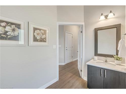 J138-25 Isherwood Avenue, Cambridge, ON - Indoor Photo Showing Bathroom