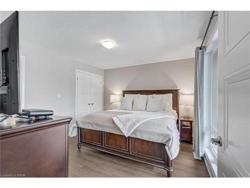 J138-25 Isherwood Avenue, Cambridge, ON - Indoor Photo Showing Bedroom