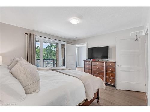 J138-25 Isherwood Avenue, Cambridge, ON - Indoor Photo Showing Bedroom