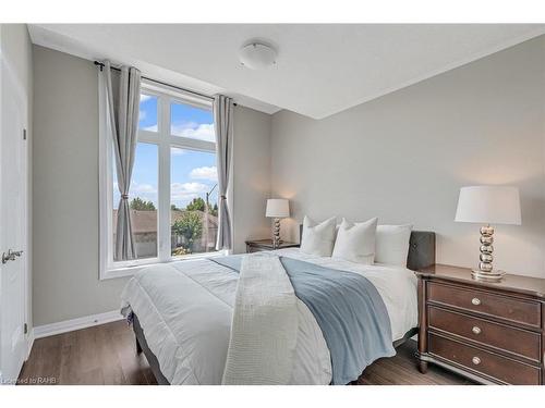 J138-25 Isherwood Avenue, Cambridge, ON - Indoor Photo Showing Bedroom