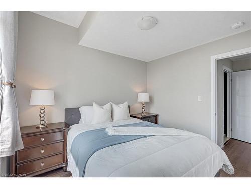 J138-25 Isherwood Avenue, Cambridge, ON - Indoor Photo Showing Bedroom