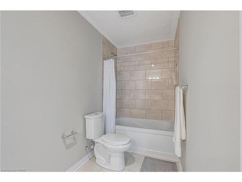 J138-25 Isherwood Avenue, Cambridge, ON - Indoor Photo Showing Bathroom