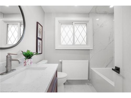 13 Delsey Street, Dundas, ON - Indoor Photo Showing Bathroom