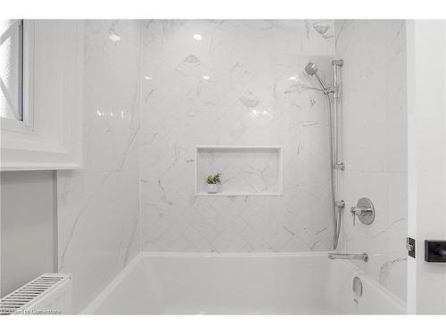 13 Delsey Street, Dundas, ON - Indoor Photo Showing Bathroom