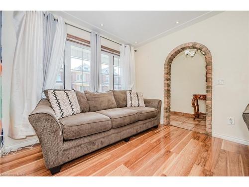 31 Kinrade Avenue, Hamilton, ON - Indoor Photo Showing Living Room