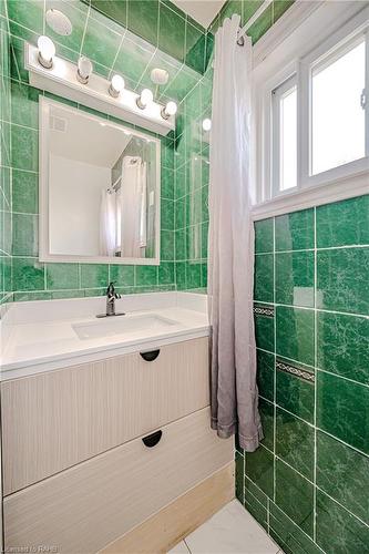 31 Kinrade Avenue, Hamilton, ON - Indoor Photo Showing Bathroom