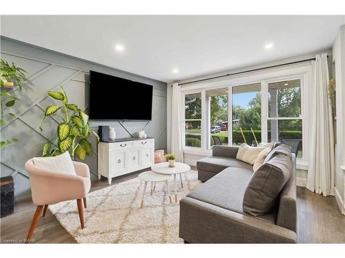 51 Camelot Drive, Hamilton, ON - Indoor Photo Showing Living Room