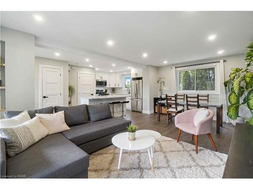 51 Camelot Drive, Hamilton, ON - Indoor Photo Showing Living Room