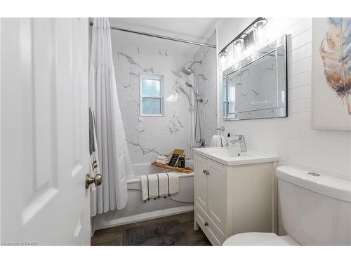 31 Academy Street, Ancaster, ON - Indoor Photo Showing Bathroom