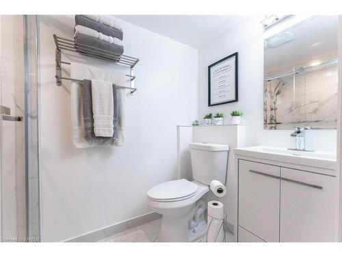 31 Academy Street, Ancaster, ON - Indoor Photo Showing Bathroom