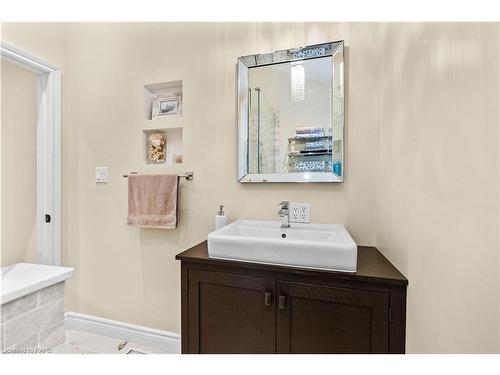 38 Parker Avenue, Ancaster, ON - Indoor Photo Showing Bathroom