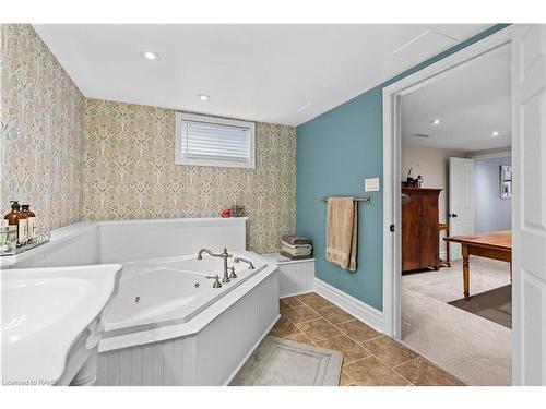 38 Parker Avenue, Ancaster, ON - Indoor Photo Showing Bathroom