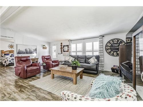 17 Silver Aspen Drive, Nanticoke, ON - Indoor Photo Showing Living Room