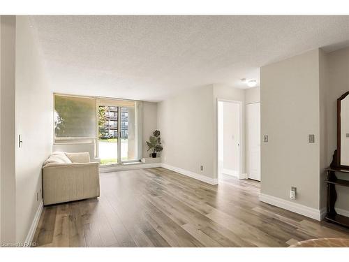 108-107 Bagot Street, Guelph, ON - Indoor Photo Showing Living Room