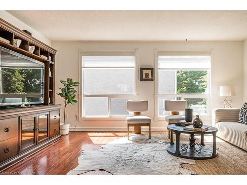 22-1155 Paramount Drive, Stoney Creek, ON - Indoor Photo Showing Living Room