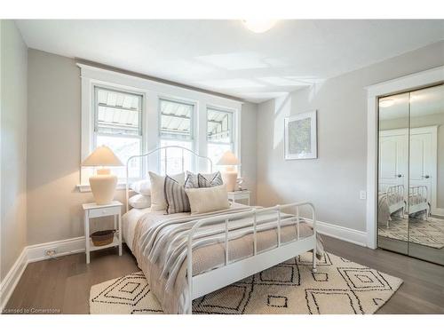 242 Glendale Avenue N, Hamilton, ON - Indoor Photo Showing Bedroom