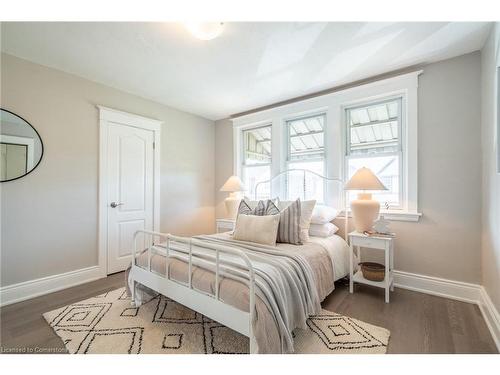 242 Glendale Avenue N, Hamilton, ON - Indoor Photo Showing Bedroom