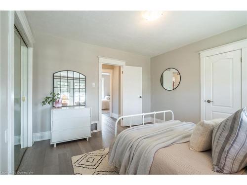 242 Glendale Avenue N, Hamilton, ON - Indoor Photo Showing Bedroom