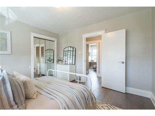 242 Glendale Avenue N, Hamilton, ON - Indoor Photo Showing Bedroom