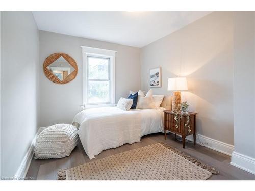 242 Glendale Avenue N, Hamilton, ON - Indoor Photo Showing Bedroom