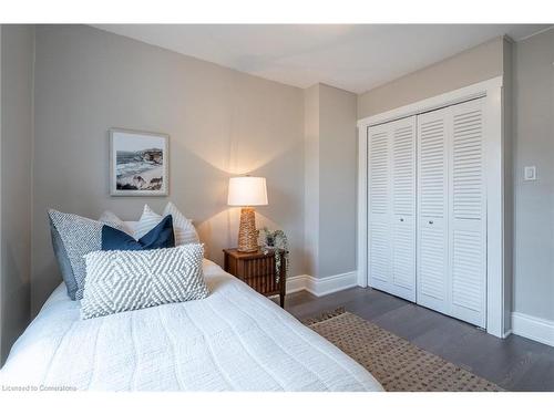 242 Glendale Avenue N, Hamilton, ON - Indoor Photo Showing Bedroom