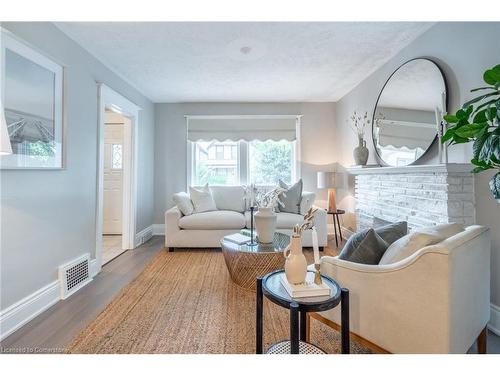 242 Glendale Avenue N, Hamilton, ON - Indoor Photo Showing Living Room