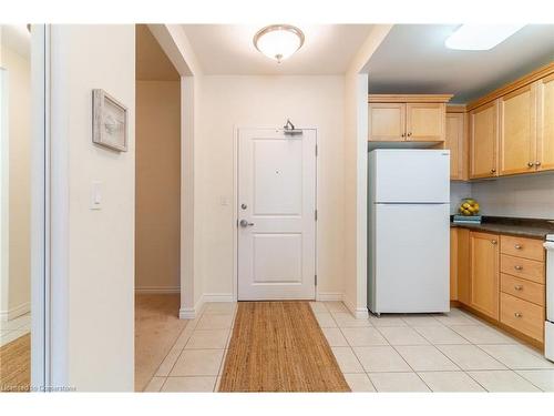 216-125 Wilson Street W, Ancaster, ON - Indoor Photo Showing Kitchen