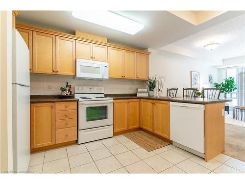 216-125 Wilson Street W, Ancaster, ON - Indoor Photo Showing Kitchen