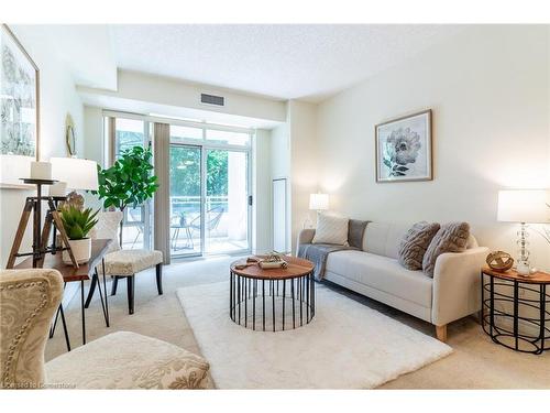 216-125 Wilson Street W, Ancaster, ON - Indoor Photo Showing Living Room