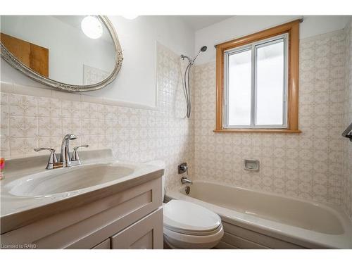 159 West 26Th Street, Hamilton, ON - Indoor Photo Showing Bathroom