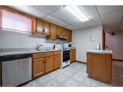 159 West 26Th Street, Hamilton, ON - Indoor Photo Showing Kitchen With Double Sink